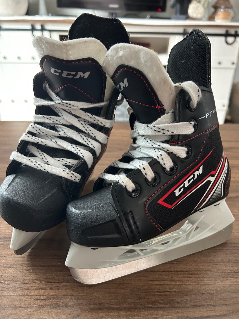 CCM JetSpeed FT340 Youth Ice Hockey Skate 8Y